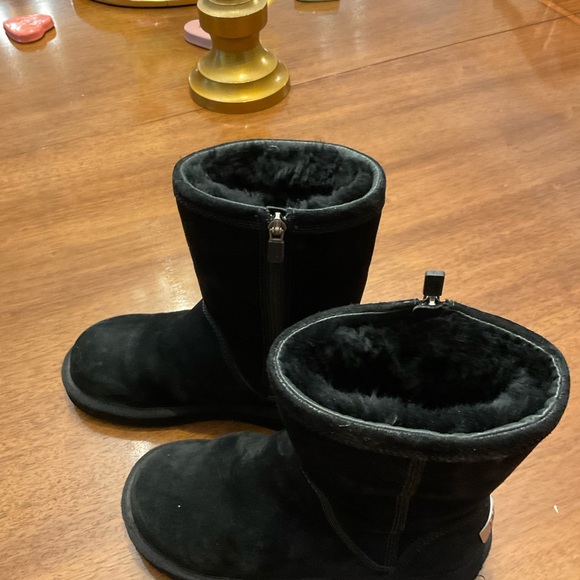 Classic short blk UGG boots sz 6 - Picture 2 of 6